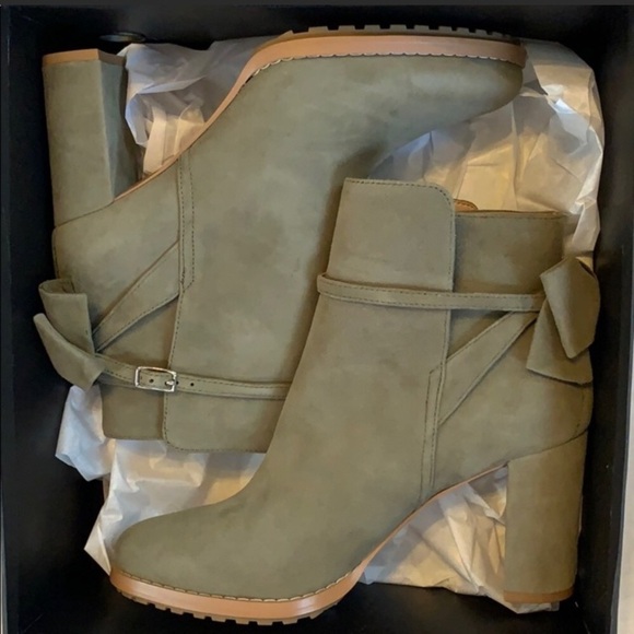 Banana Republic Shoes - Banana republic bow bootie